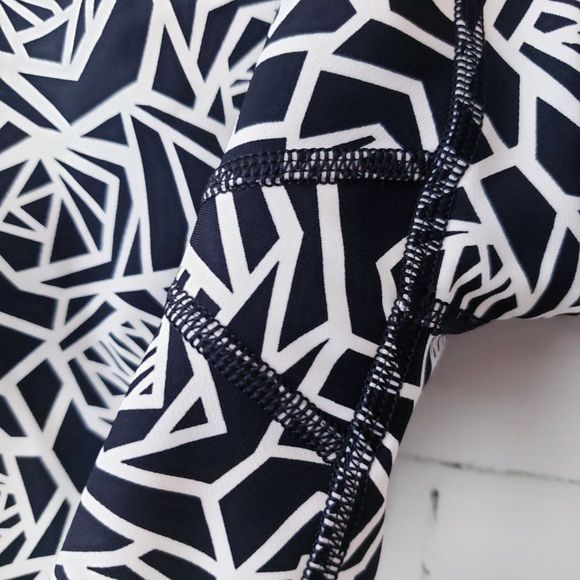 Lululemon Real Quick Crop Posie Black White Floral Size 6 Luxtreme Pockets - Picture 9 of 11